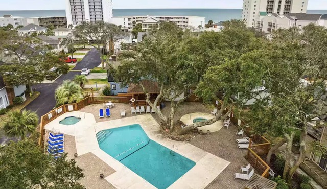 LOW Key by the Beach: 3BR/2BA steps to sand & pool