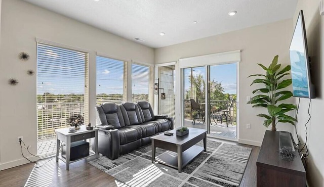 Low Leaning Fee Cozy Corner Suite