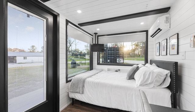 Low N' Slow -2 mins to Lake Conroe! Rooftop deck, Heated Pool, Fire Pit