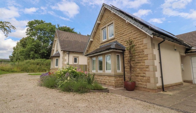 LOW ORCHARD HOUSE, family friendly, with open fire in Chipping