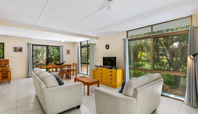 Low set 2 bedroom house only minutes walk to Cylinder and Home Beaches.