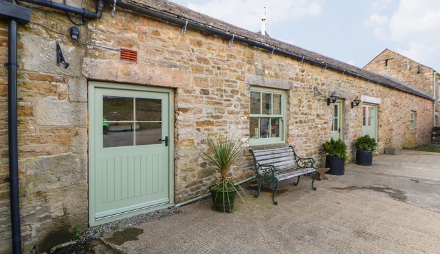 LOW SHIPLEY COTTAGE, pet friendly, with hot tub in Barnard Castle