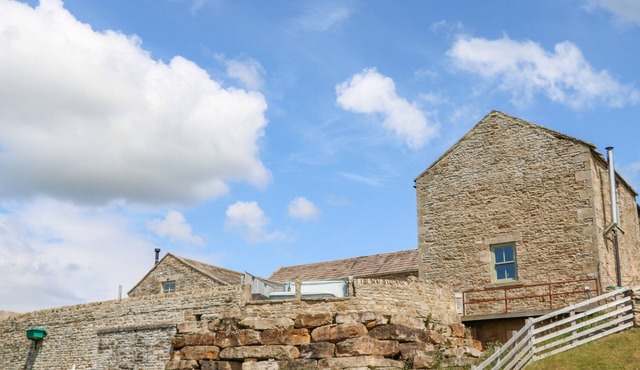 LOW SHIPLEY MILL, pet friendly, with hot tub in Barnard Castle