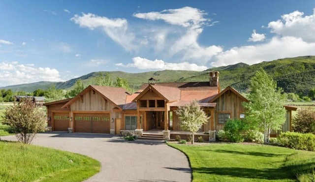 Low Tax Luxe Mountain Getaway by Aspen for Outdoor fun with Friends & Family!
