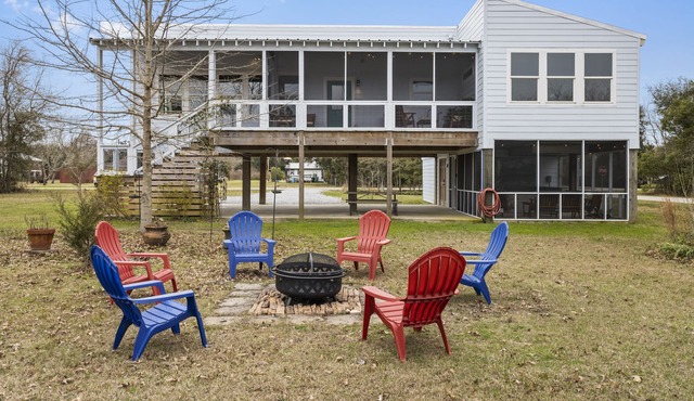 Low Tide Beach Home - 8 minute walk to beach - Hot Tub and Fire Pit