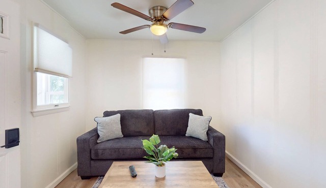 Low Tide Estate - [1BD, 1BA, POOL]