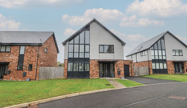 LOW TIDE LOFT, pet friendly, country holiday cottage in Freshwater