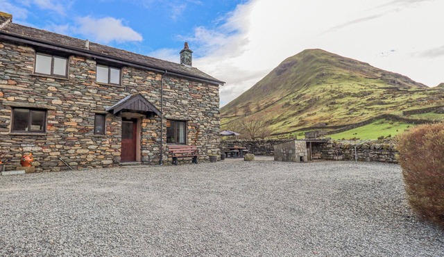 LOW WOOD VIEW, pet friendly, with open fire in Hartsop