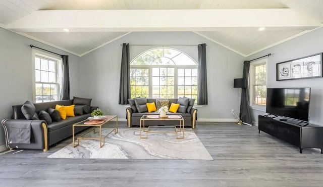 Lowbanks Cottage Sleeps 12, Hot Tub, 300m to beach!