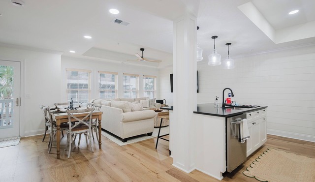 Lowcountry Landing! 3-story townhouse in Old Town's Promenade