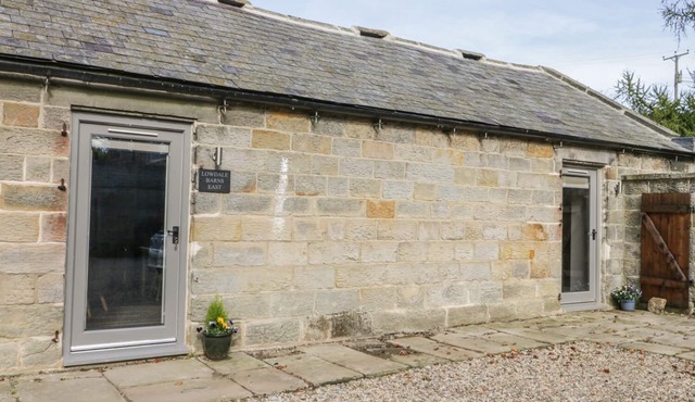 LOWDALE BARNS EAST, pet friendly, with a garden in Sleights