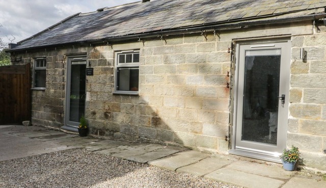LOWDALE BARNS WEST, pet friendly, with a garden in Sleights