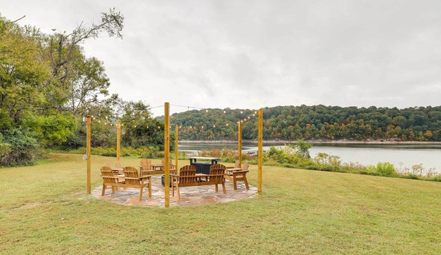 Lowell Retreat: Beaver Lake Access & Fire Pit!