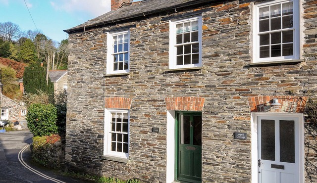 LOWEN COTTAGE, pet friendly, character holiday cottage in Boscastle