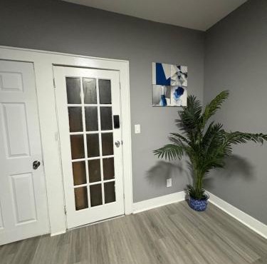 lower 2 Bedroom Apartment near airport
