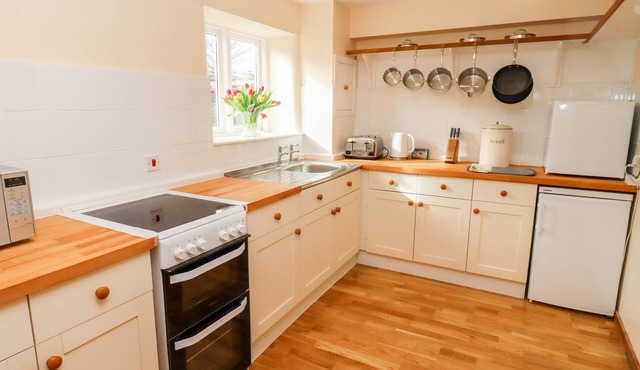 LOWER BARN, character holiday cottage, with open fire in Peterchurch