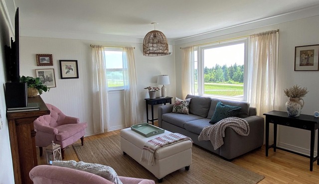 Lower Bay Cottages/Surrounded by beautiful Canadian beaches!