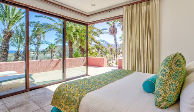 Lower Cascada: Ocean view suite with indoor/outdoor showers