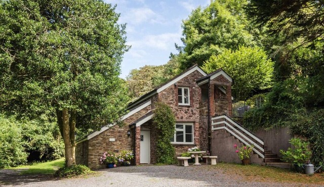 Lower Coombe Royal- The Coach House with Hot Tub