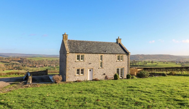 LOWER COWDEN FARM, pet friendly, with a garden in Bakewell