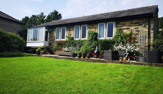 LOWER CROSS, pet friendly, with a garden in Oakworth