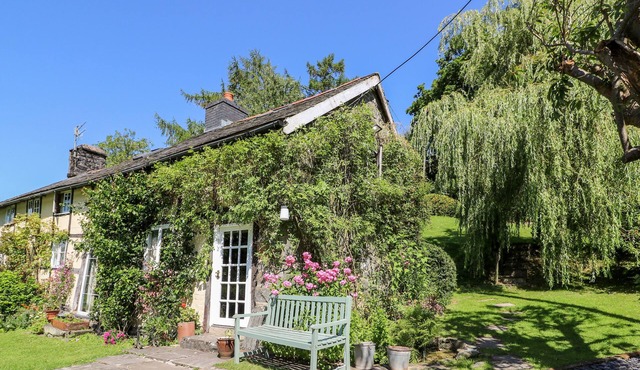 LOWER DOLGENAU- THE COTTAGE, pet friendly in Llanidloes