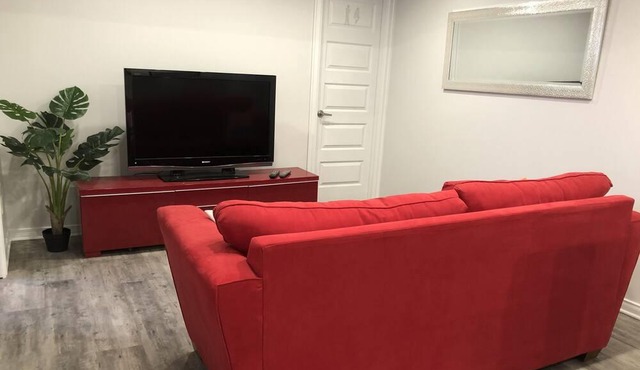 Lower duplex renovated quiet and next to the metro