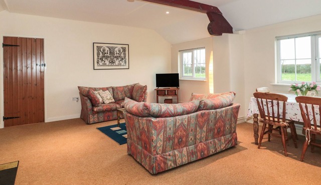 LOWER FARM BARN, pet friendly, character holiday cottage in Marnhull