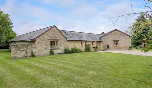 LOWER FARM BARN, pet friendly, luxury holiday cottage in Bampton