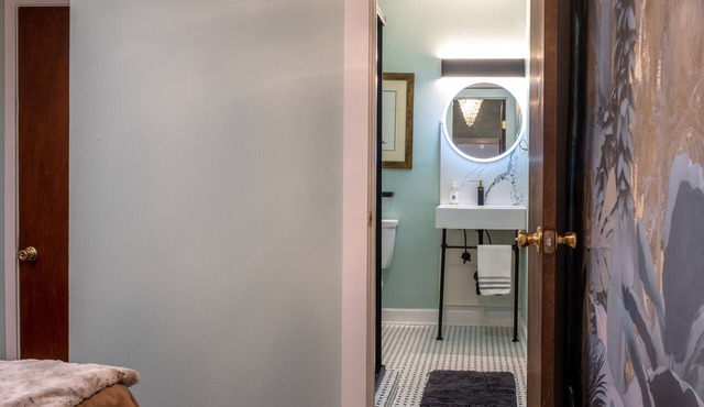 Lower Garden Gem -modern living in a historic house-Clean&Comfortable+Parking