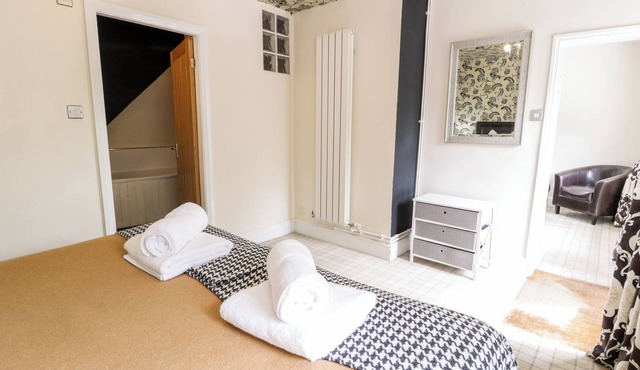 LOWER GARDENER'S COTTAGE, pet friendly, with hot tub in Denbigh