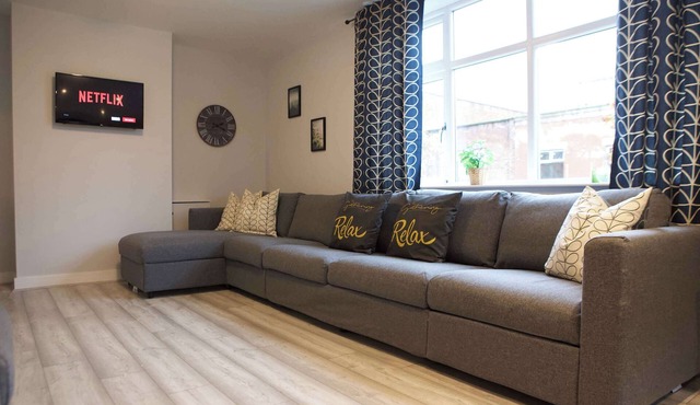 Lower Gathering Sale Nr Manchester - Sleeps 13