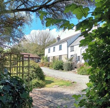 Lower Hearson - 6 cottages, Rural but only 4 miles to Barnstaple, Pet friendly, Daily animal experiences, Outdoor heated pool, Games barn, Free fast WiFi, Free parking