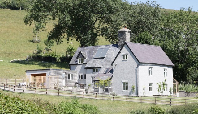 LOWER HODRE, pet friendly, with hot tub in Bucknell