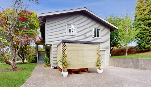 Lower-level apartment escape with full kitchen, Wifi and golf course views