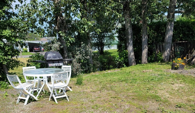 Lower level apt 6ft high close to hwy netflix wifi