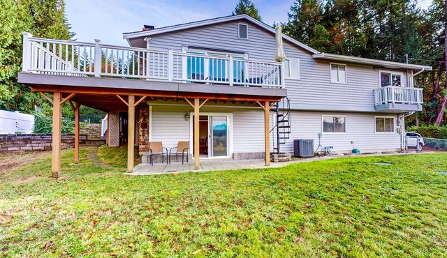 Lower level duplex with patio, mountain views and W/D