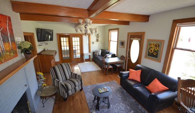 Lower-level home in Suttons Bay. A/C. Walk to water, shops & restaurants.