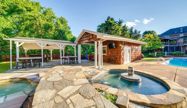 Lower-Level Pittsburgh Retreat: Hot Tub + Grill!