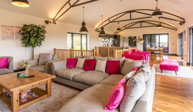 Lower Lodge Barn - sleeps 8 guests in 4 bedrooms