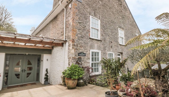 LOWER NORTON FARMHOUSE, pet friendly, with open fire in Dartmouth