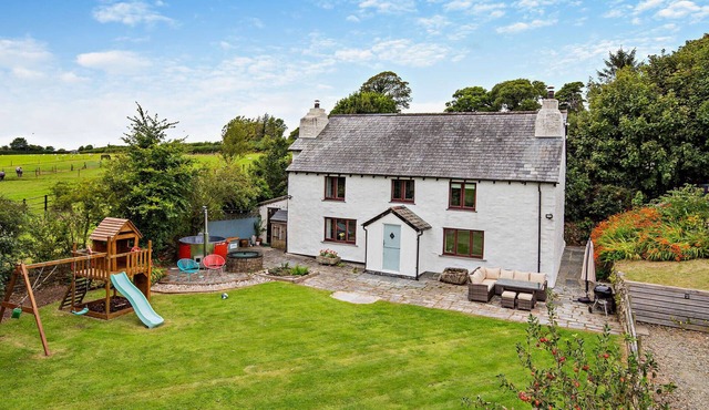 Lower Pengelly - Five Bedroom House, Sleeps 9
