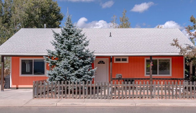 Lower Rates! The Grand Canyon Orange Blossom -Downtown with A/C.