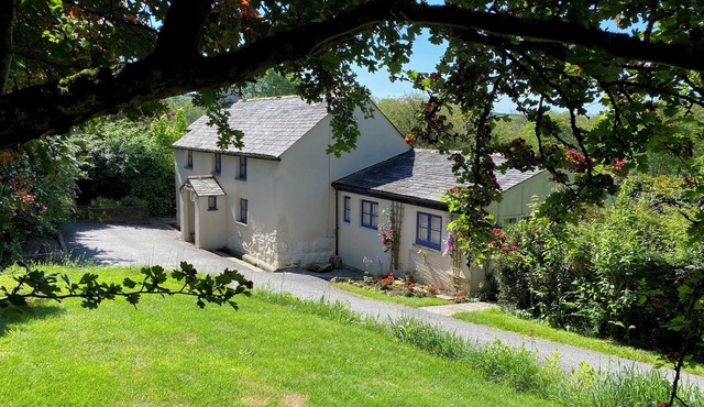 LOWER TAMSQUITE, pet friendly, with open fire in St Tudy