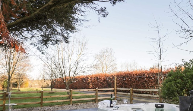 LOWER TUNDRIDGE COTTAGE, family friendly, with hot tub in Suckley