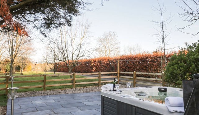 LOWER TUNDRIDGE COTTAGE, pet friendly, with hot tub in Suckley