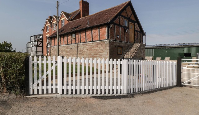 LOWER VENN GRANARY APARTMENT 2, family friendly in Bodenham