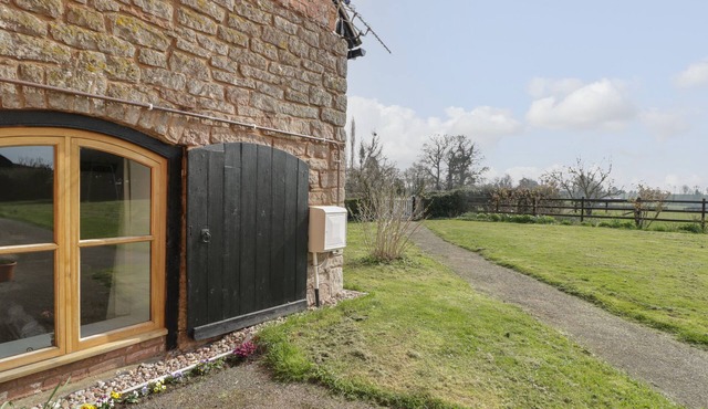 LOWER VENN GRANARY APARTMENT 1, romantic in Bodenham