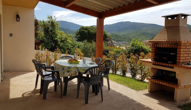 Lower villa, 1.7 km from Agosta beach, air-conditioned BBQ, terrace & private parking