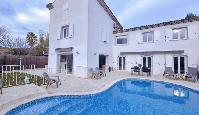Lower villa apartment with private pool in a quiet location close to all amenities